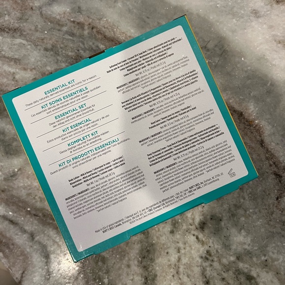 Burt's Bees Essential Beauty Gift Set - Picture 3 of 3